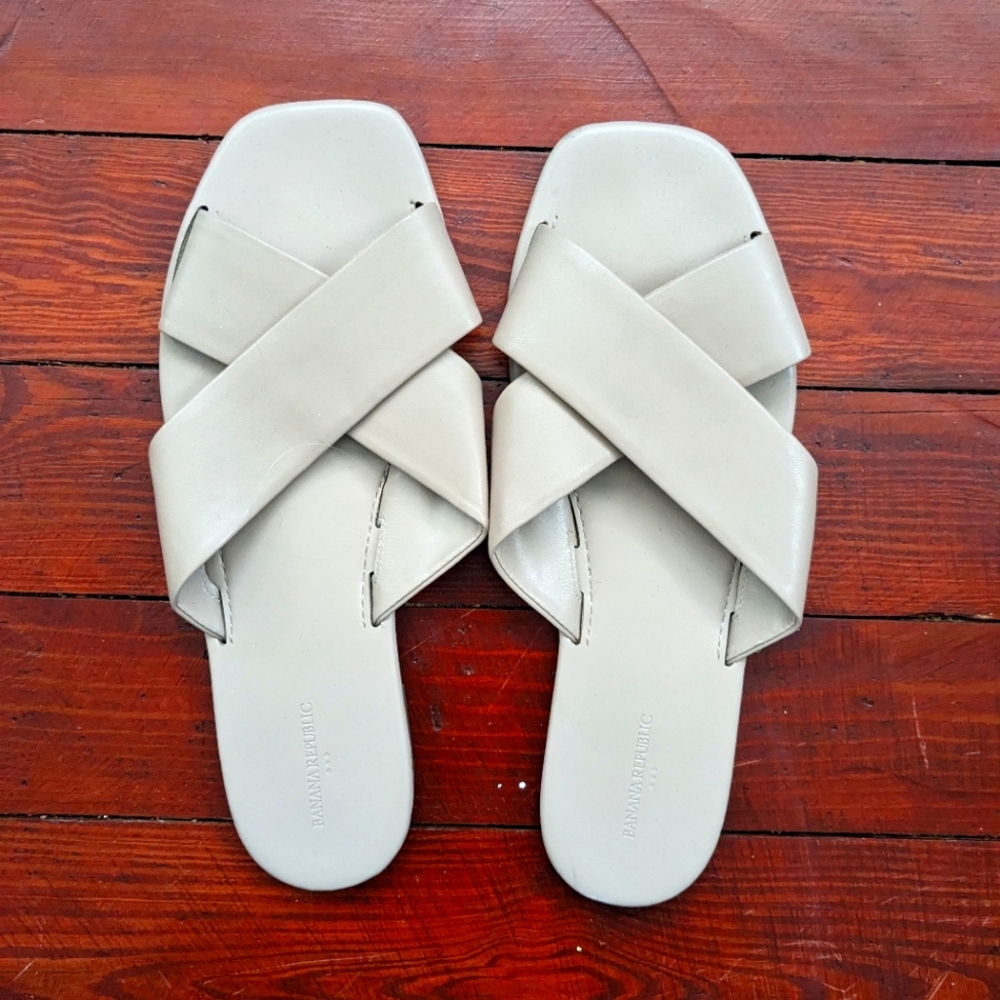 Banana Republic Slides faux leather nude colored size 10